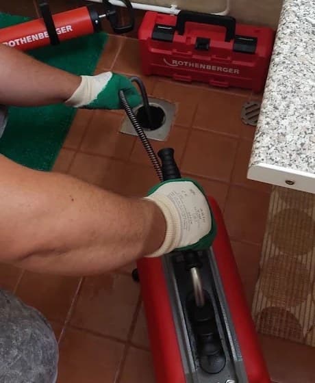 Padlóösszefolyó tisztítása gépi csőspirállal